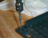 タップでネジの内側の残りカスを取り去る